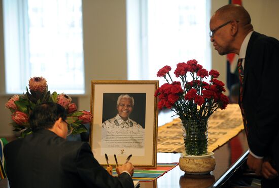 Book of Condolence in tribute to Nelson Mandela at the Embassy of South African Republic in Moscow