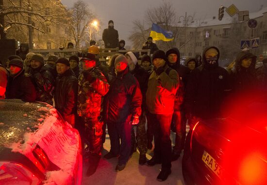 Police storm barricades in Kiev