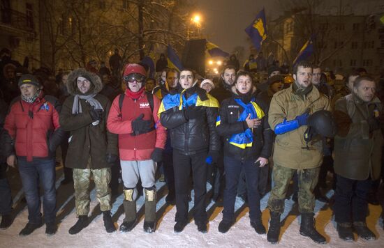Police storm barricades in Kiev
