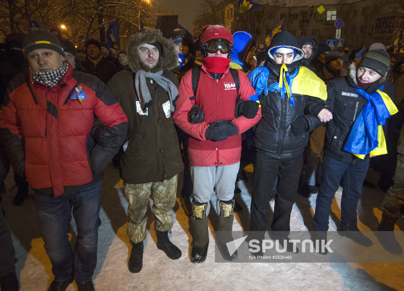 Police storm barricades in Kiev