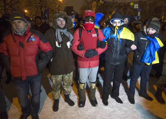 Police storm barricades in Kiev