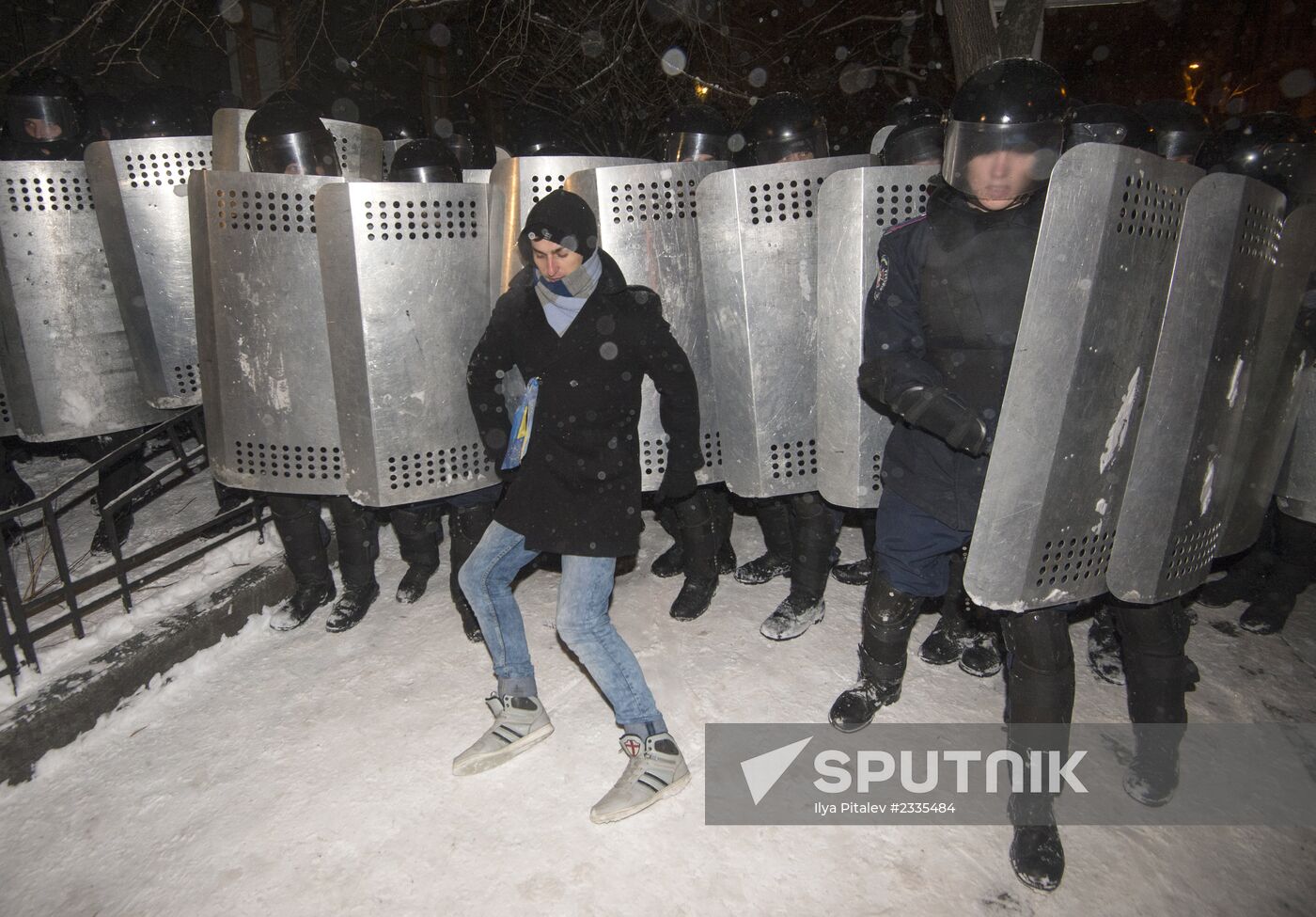 Police storm barricades in Kiev
