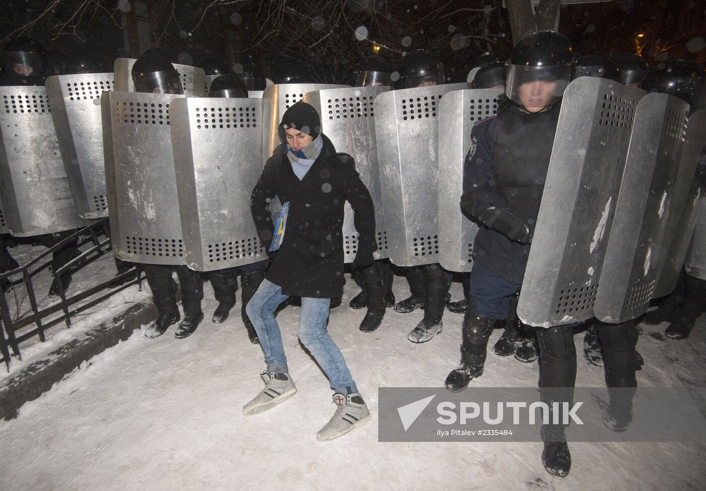 Police storm barricades in Kiev