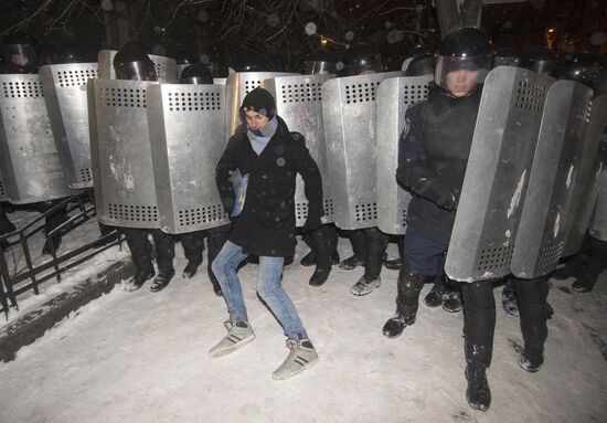 Police storm barricades in Kiev