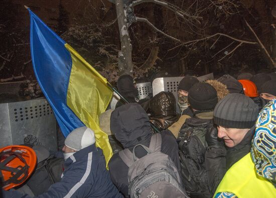Police storm barricades in Kiev