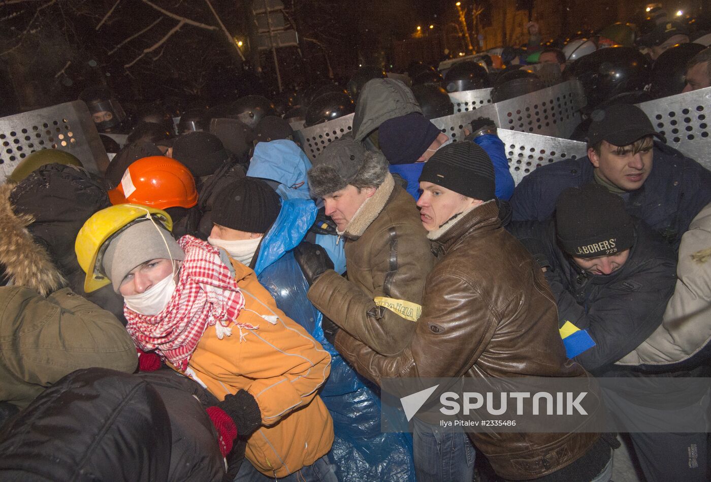 Police storm barricades in Kiev