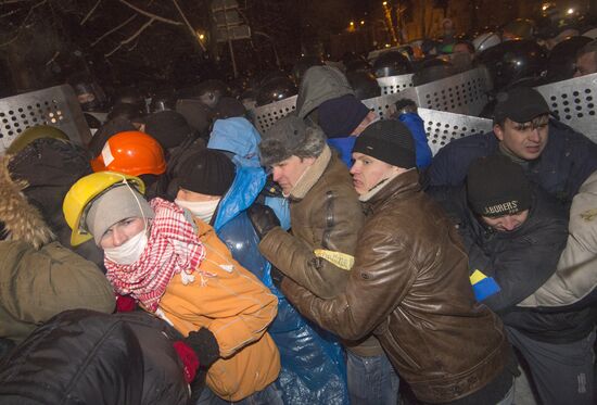 Police storm barricades in Kiev