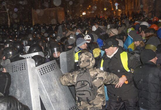 Police storm barricades in Kiev
