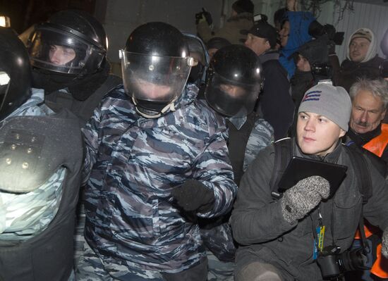 Police storm barricades in Kiev