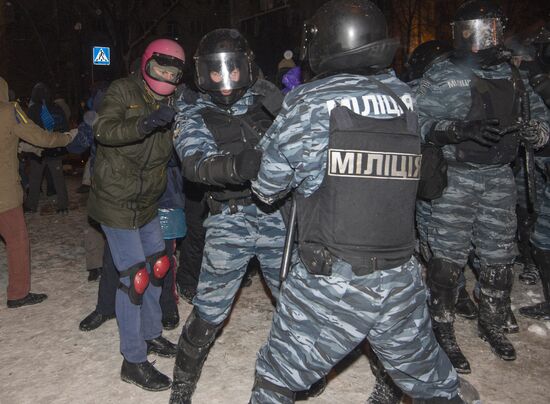 Police storm barricades in Kiev