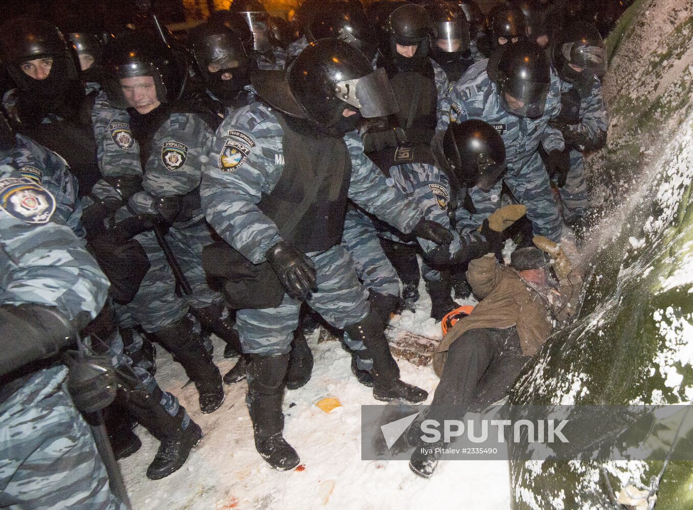 Police storm barricades in Kiev