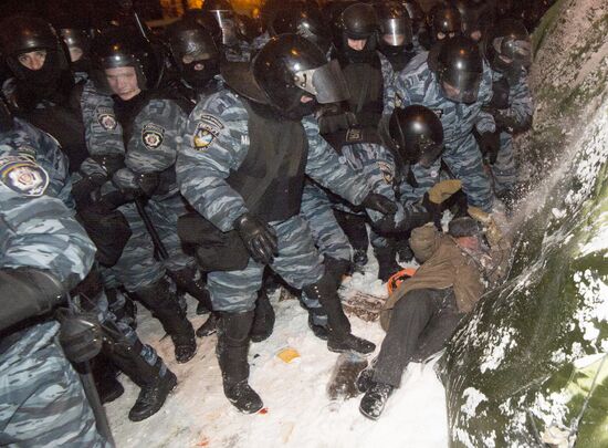 Police storm barricades in Kiev
