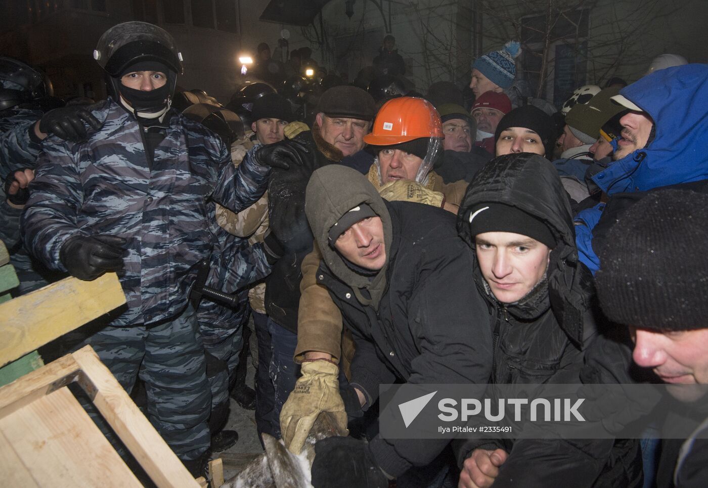 Police storm barricades in Kiev