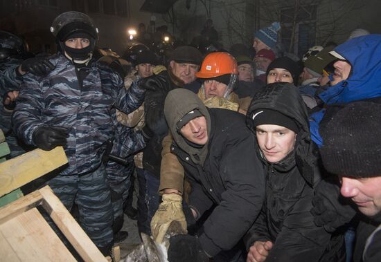 Police storm barricades in Kiev