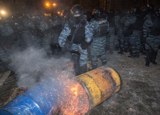 Police storm barricades in Kiev