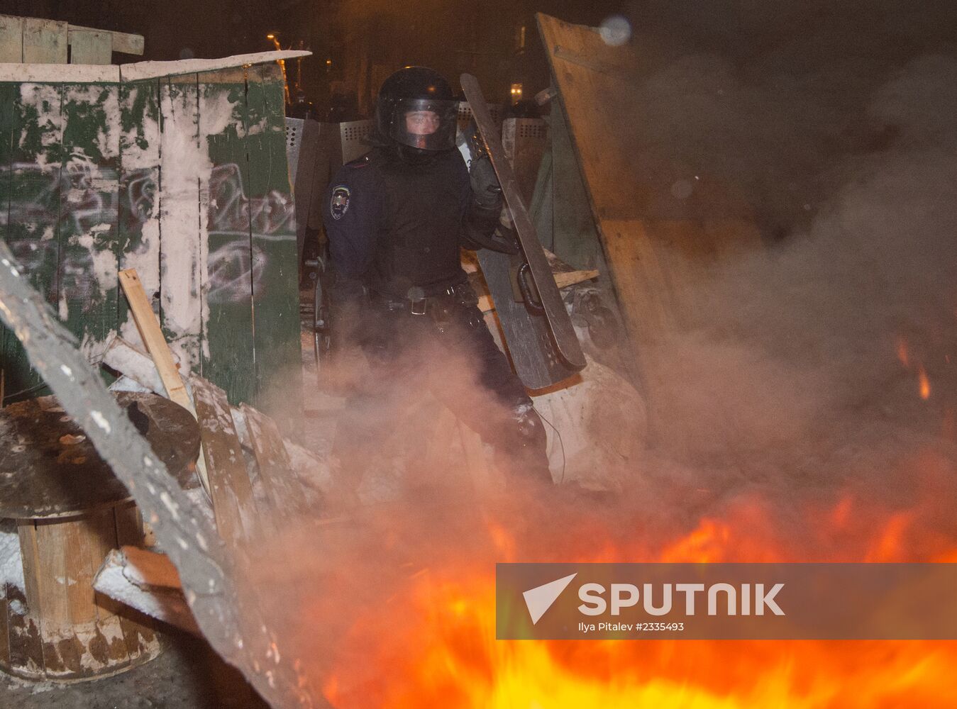 Police storm barricades in Kiev