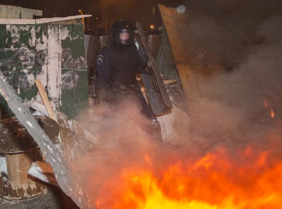Police storm barricades in Kiev