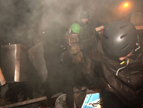 Police storm barricades in Kiev