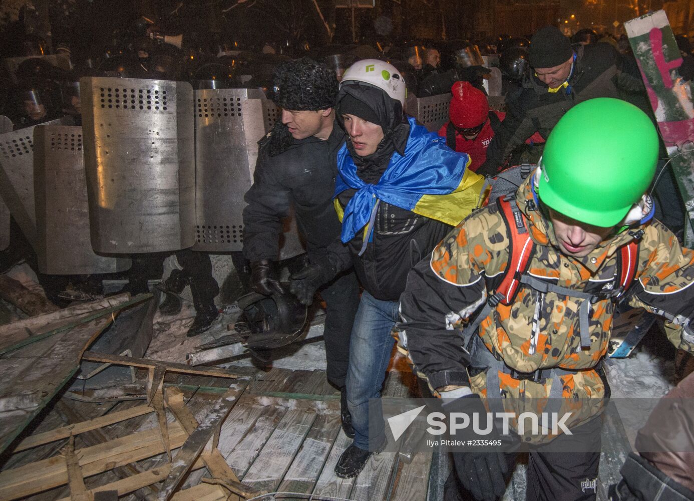 Police storm barricades in Kiev