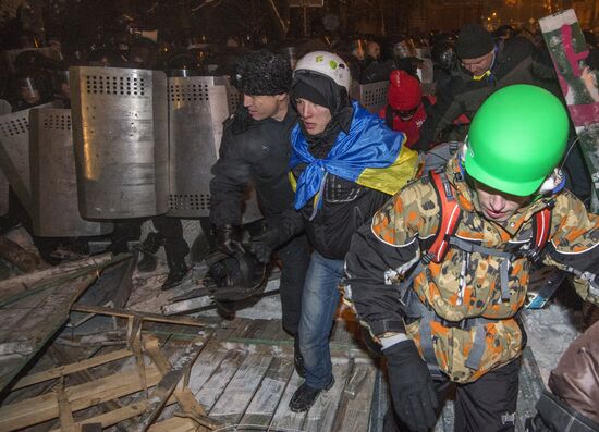 Police storm barricades in Kiev