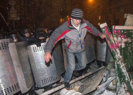 Police storm barricades in Kiev
