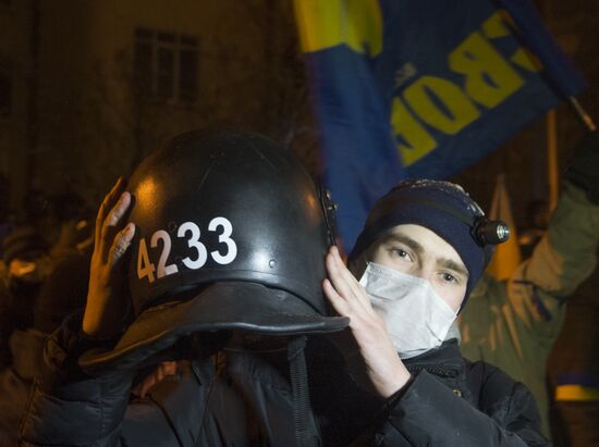 Police storm barricades in Kiev