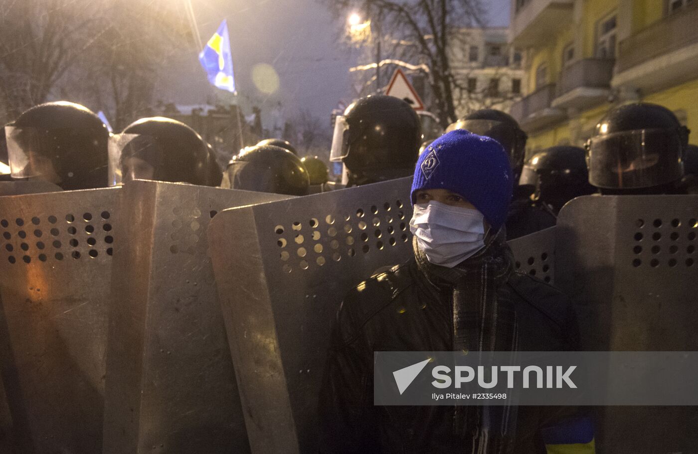Police storm barricades in Kiev