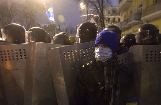 Police storm barricades in Kiev