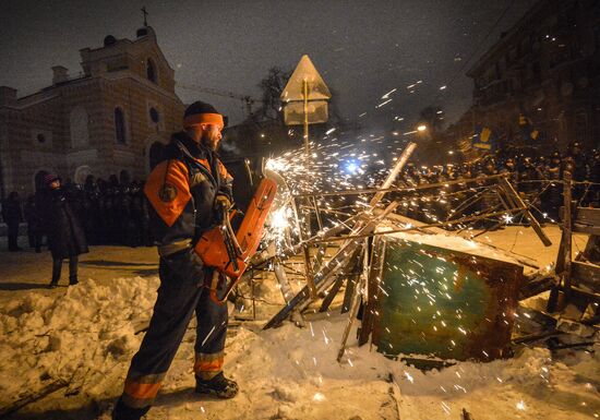 Police storm barricades in Kiev