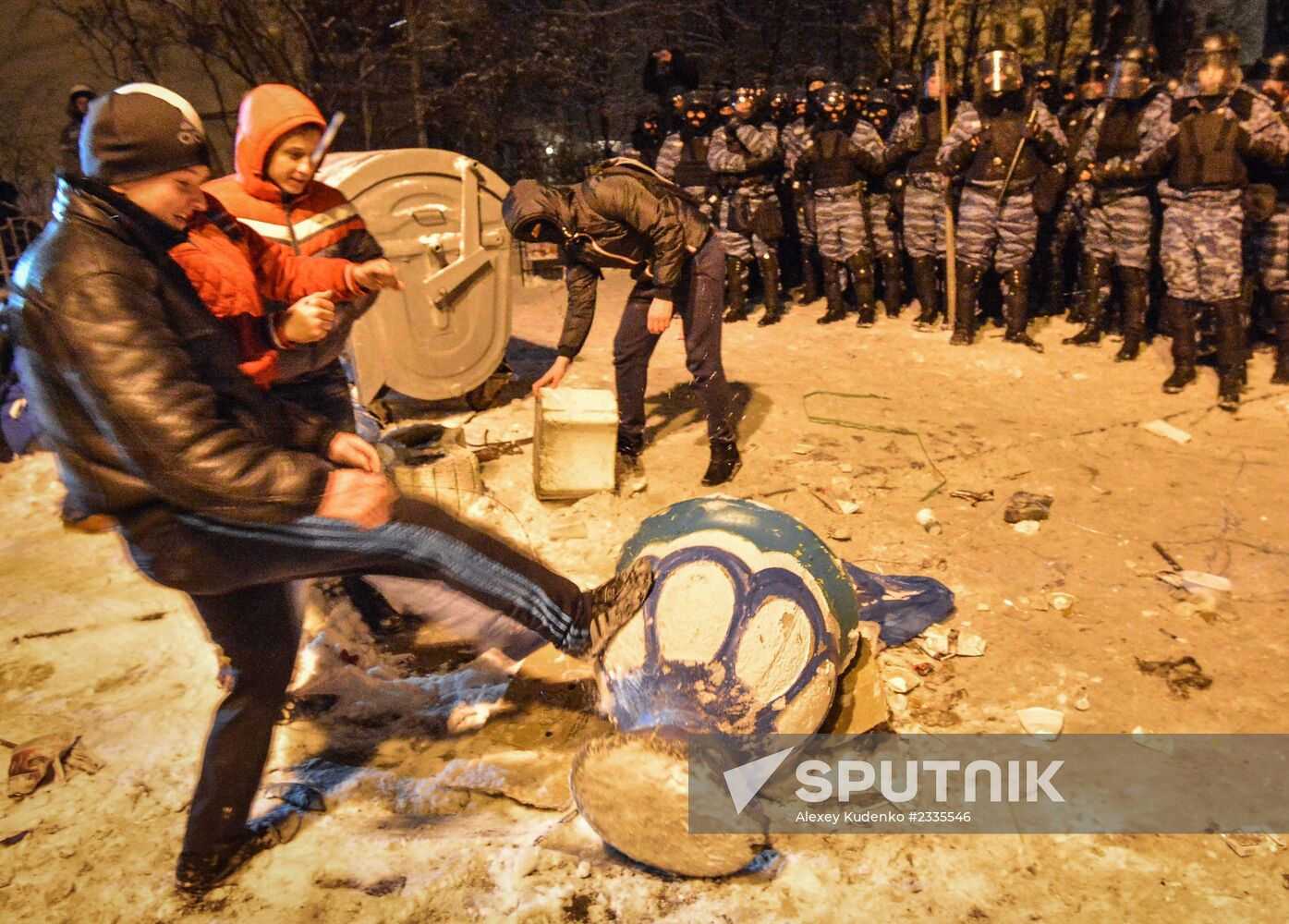 Police storm barricades in Kiev