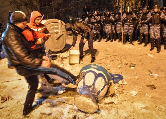 Police storm barricades in Kiev