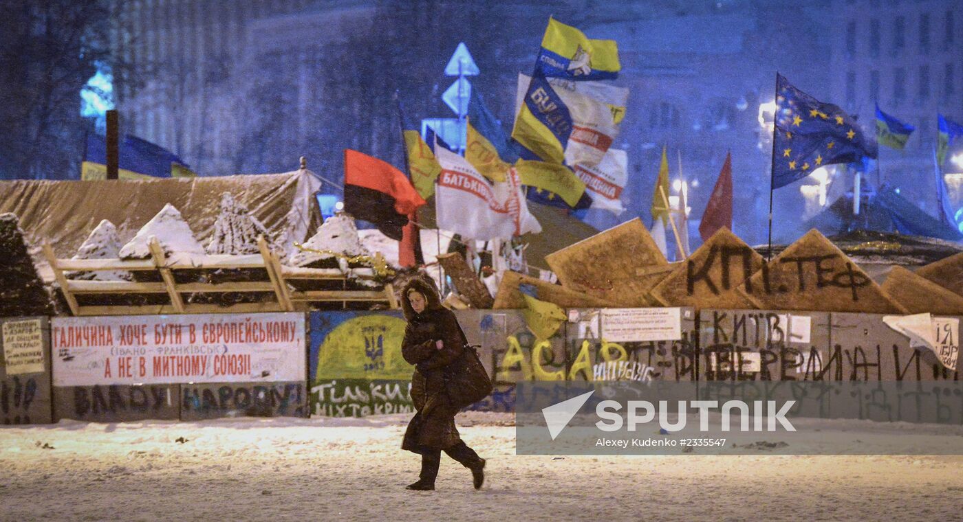 Police storm barricades in Kiev