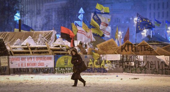 Police storm barricades in Kiev