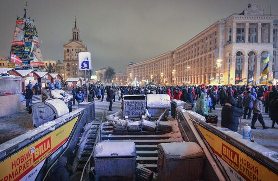 Police storm barricades in Kiev