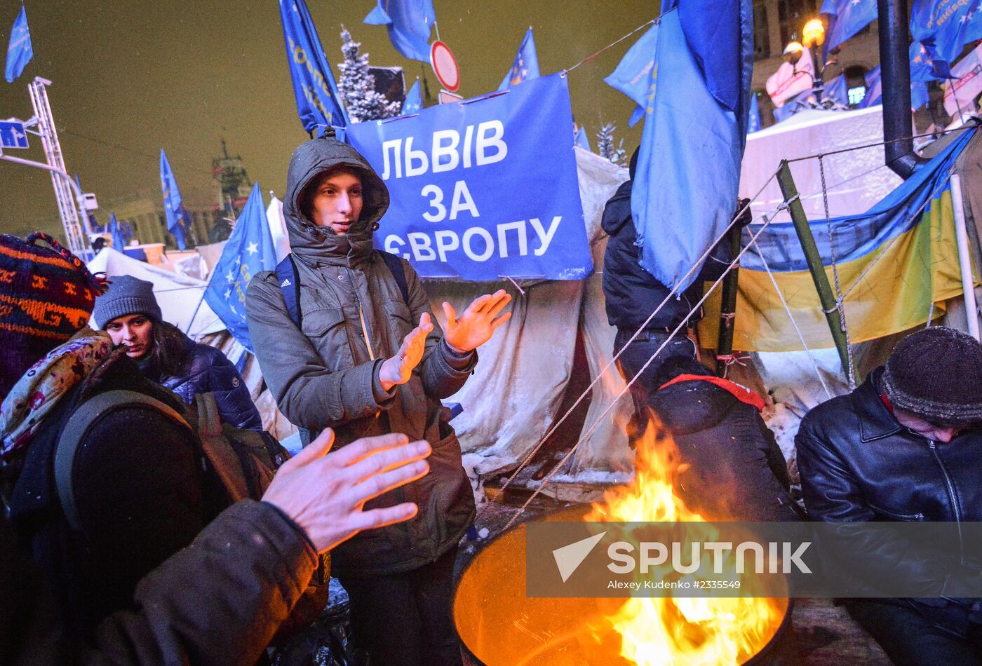 Police storm barricades in Kiev