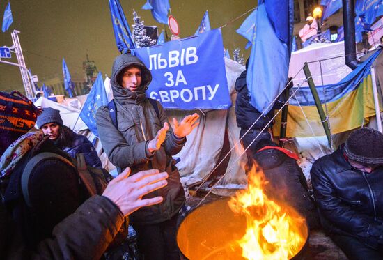 Police storm barricades in Kiev