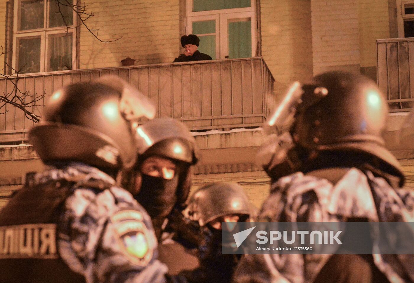 Police storm barricades in Kiev