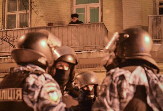 Police storm barricades in Kiev