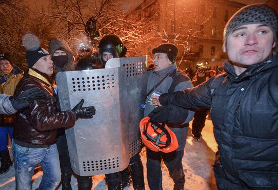 Police storm barricades in Kiev