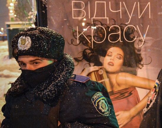 Police storm barricades in Kiev