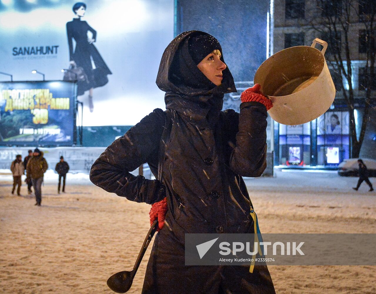 Police storm barricades in Kiev