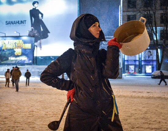 Police storm barricades in Kiev