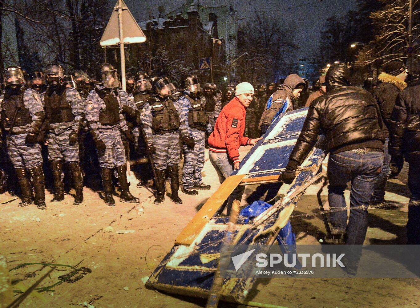 Police storm barricades in Kiev
