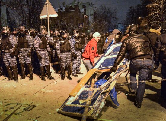 Police storm barricades in Kiev