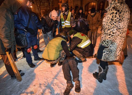 Police storm barricades in Kiev