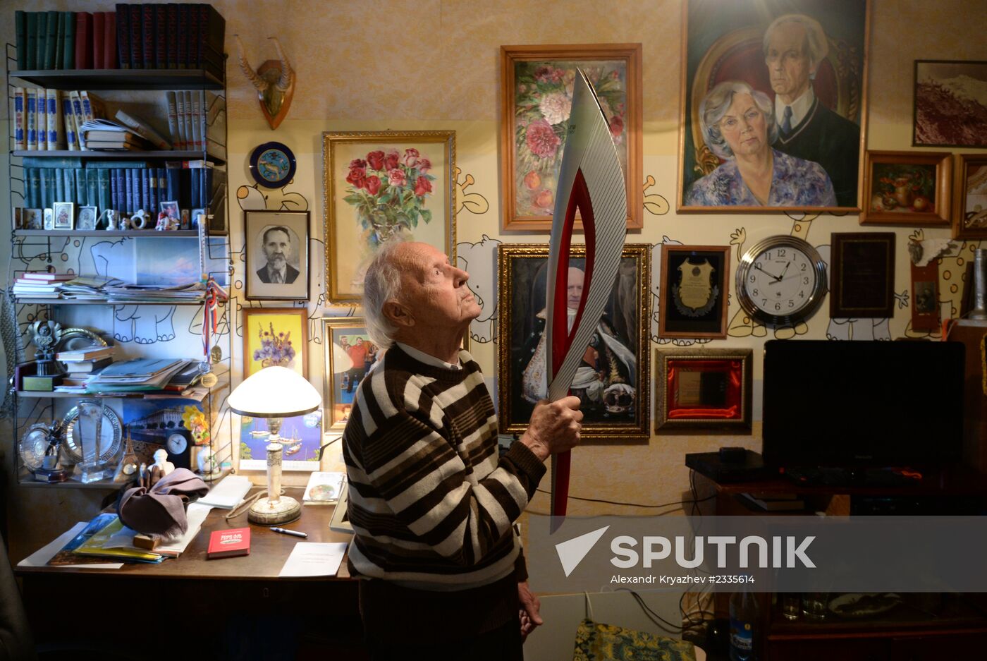 Centenarian Alexander Kaptarenko carries the Olympic flame
