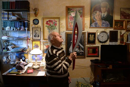 Centenarian Alexander Kaptarenko carries the Olympic flame