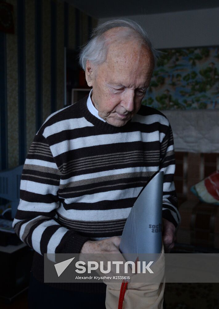 Centenarian Alexander Kaptarenko carries the Olympic flame