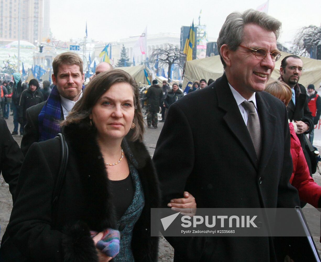Assistant US Secretary of State Victoria Nuland and US ambassador to Ukraine Jeffrey Payette meet with Ukrainian opposition