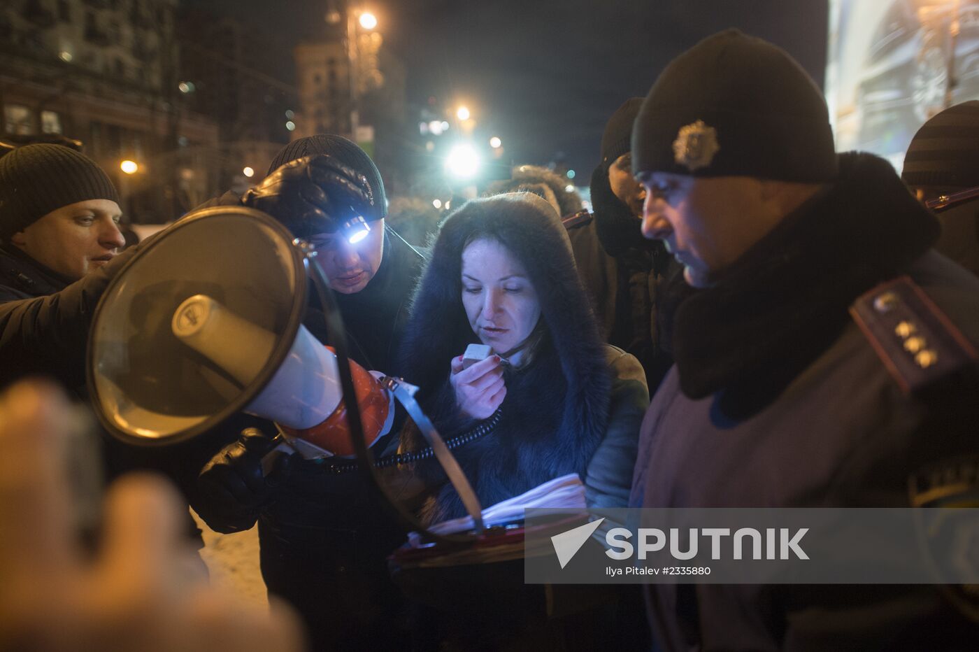 Internal security troops begin storming protester's camp on the Maidan